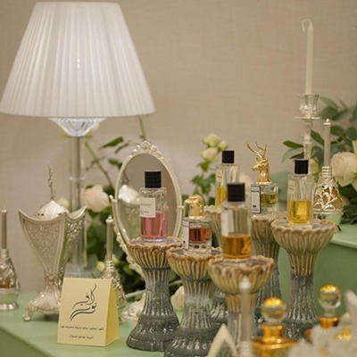 طاولة التعطير الفستقية